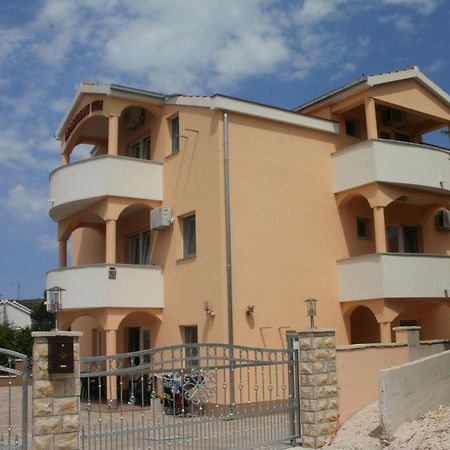Apartments Antonija - Fitness Vinišće Екстериор снимка