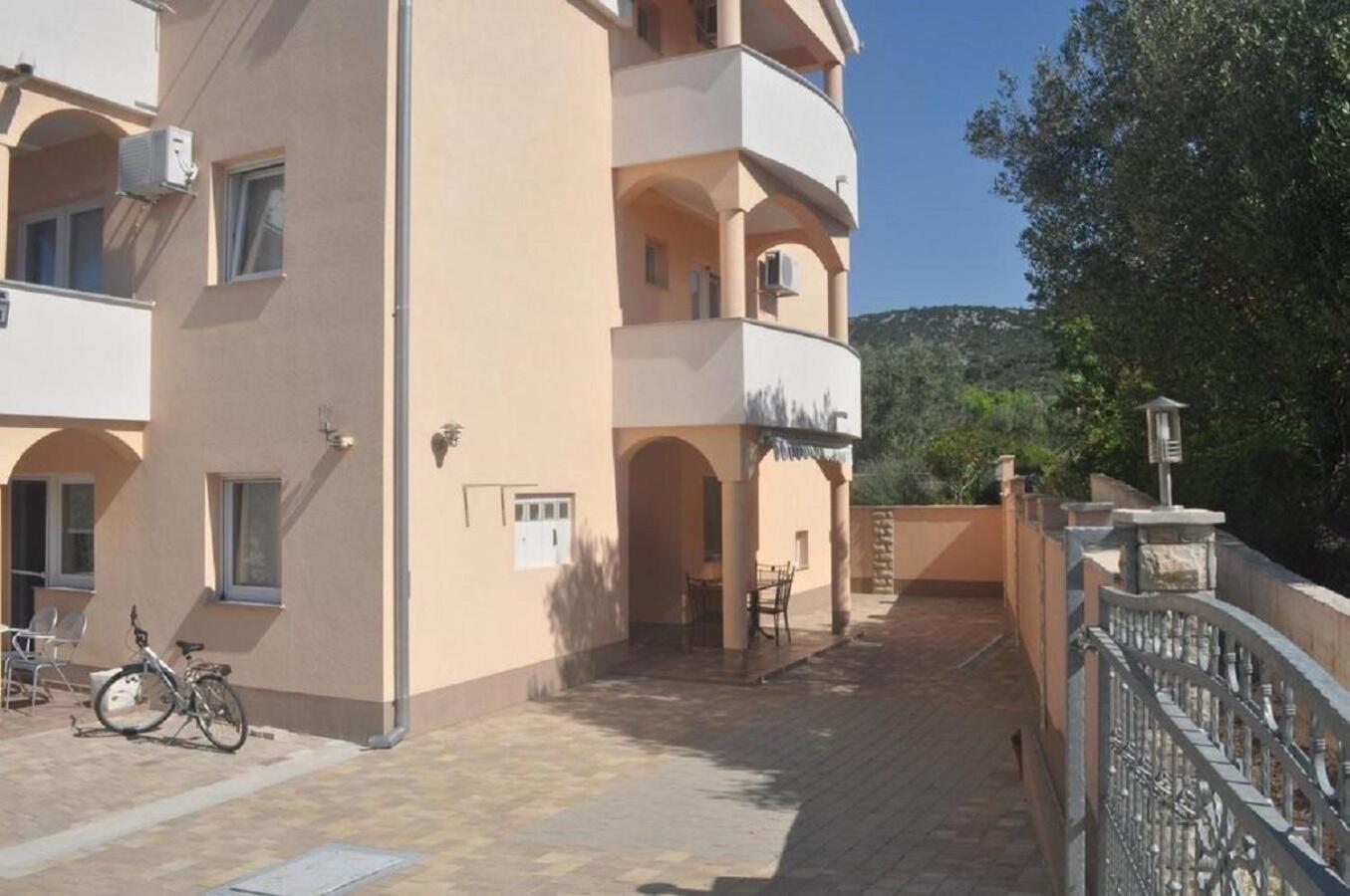Apartments Antonija - Fitness Vinišće Екстериор снимка