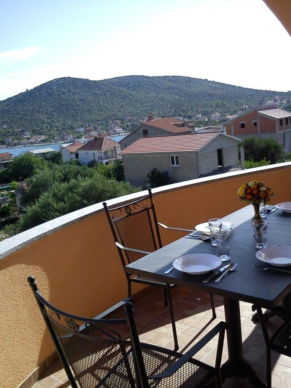 Apartments Antonija - Fitness Vinišće Екстериор снимка