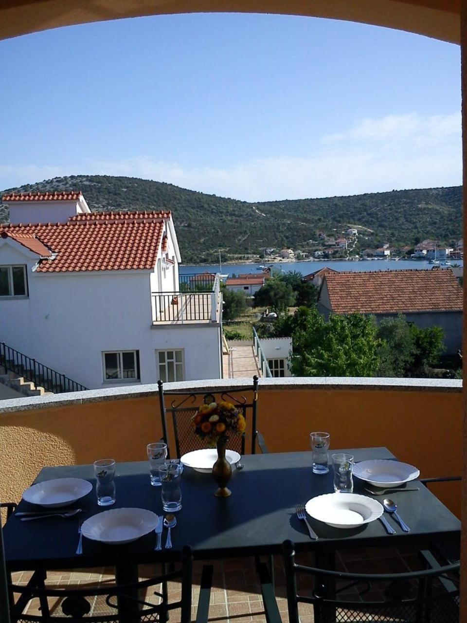 Apartments Antonija - Fitness Vinišće Екстериор снимка
