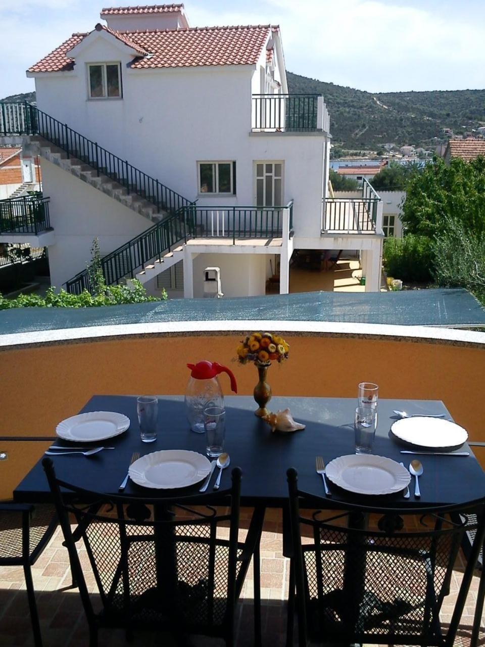Apartments Antonija - Fitness Vinišće Екстериор снимка